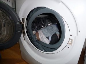 نشت آب از ماشین لباسشویی به دلیل خرابی لاستیک دور درب